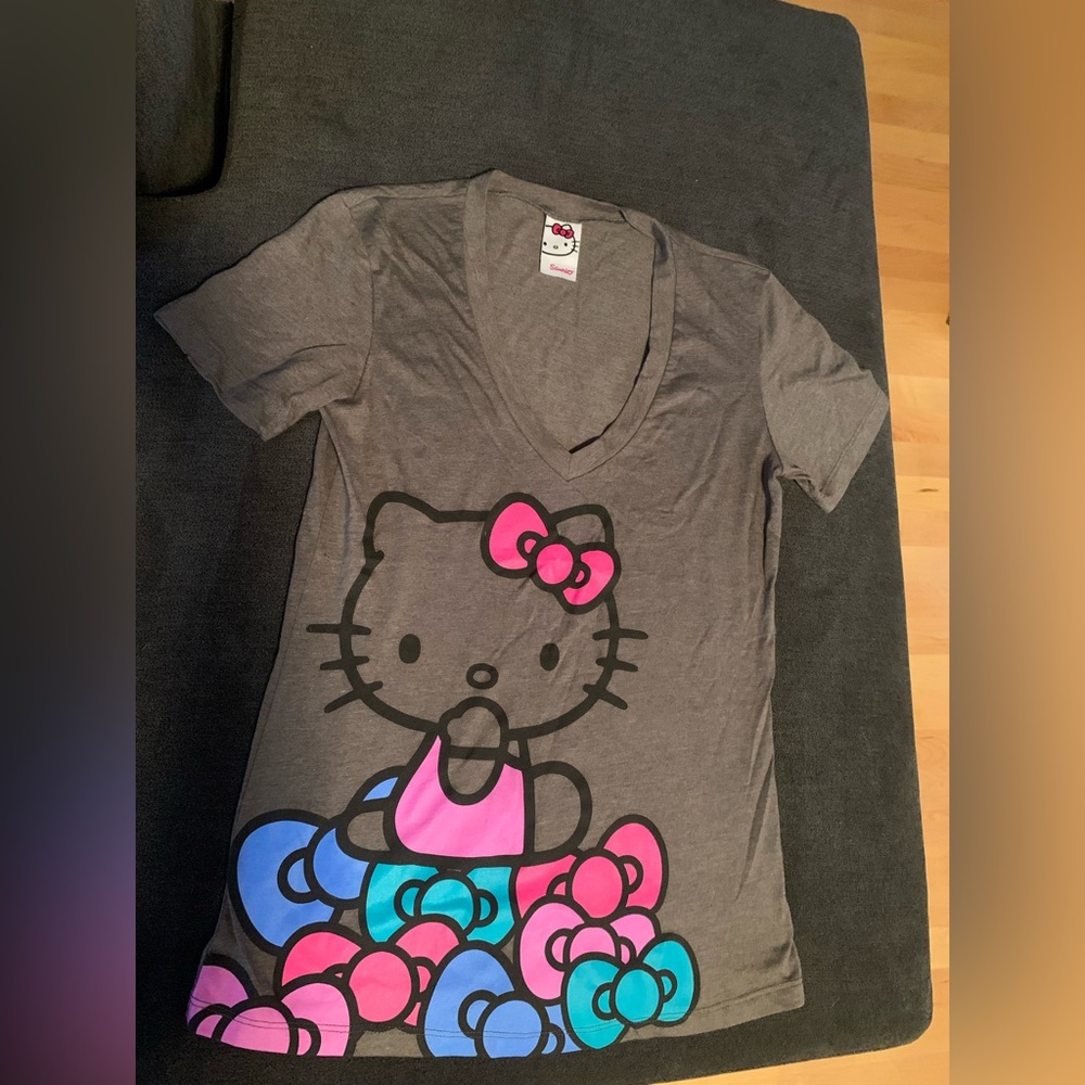 Sanrio hello kitty t-shirt women’s medium V neck